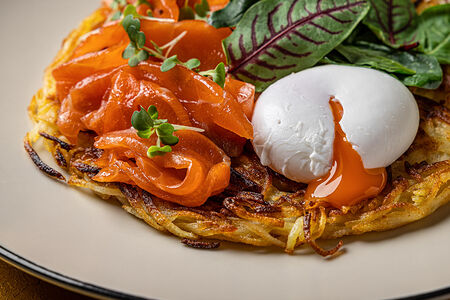 Драник с лососем и яйцом пашот