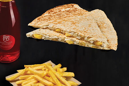 Кесадилья, фри и морс собственного приготовления