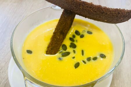 Крем-суп из тыквы с гренками