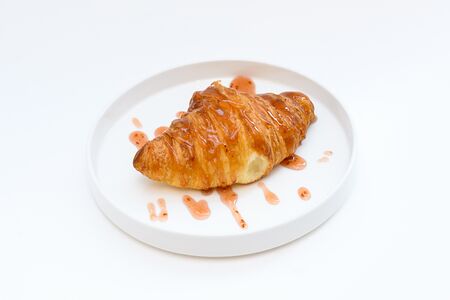 Горячий круассан с вишней