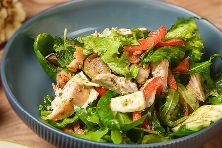 Фирменный салат с курицей и брынзой под соусом песто