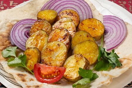 Картошка, запеченная на углях