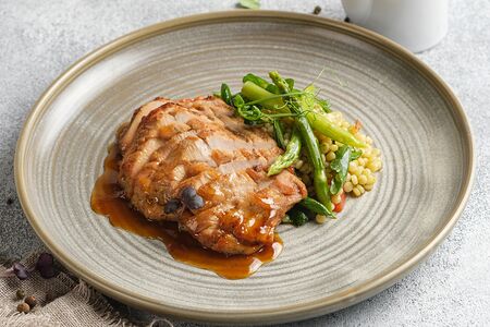 Стейк из индейки с птитимом и спаржей