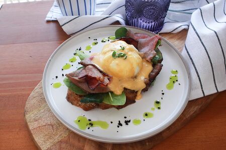 Бенедикт с яйцом пашот и голландским соусом