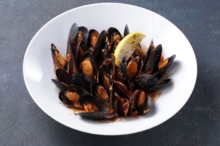 Кастрюлька мидий в томатном соусе