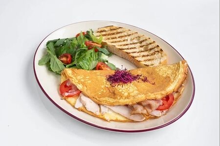 Омлет с цыплёнком, томатами и беконом