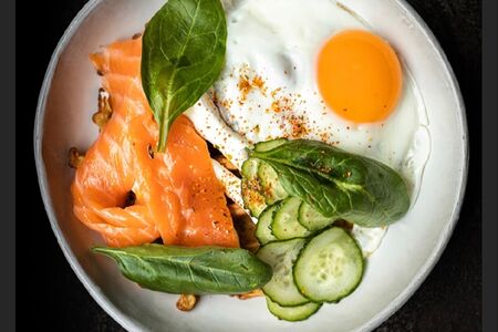 Драники с форелью и глазуньей