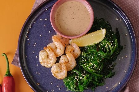 Салат Чука с креветками и ореховым соусом