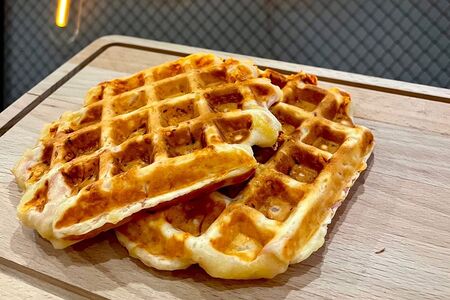 Бельгийские вафли с ветчиной и сыром