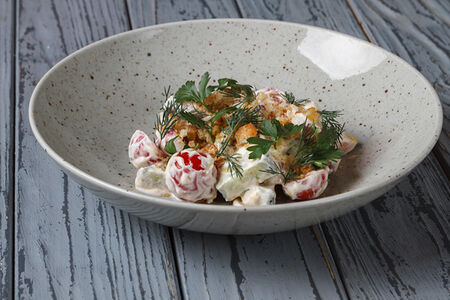 Овощной салат со сметаной, свежей зеленью и гренками