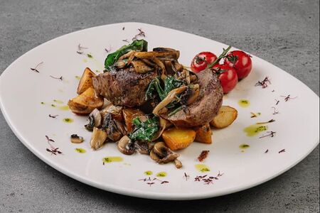 Вырезка вола с овощным фрикасе и соусом демиглас