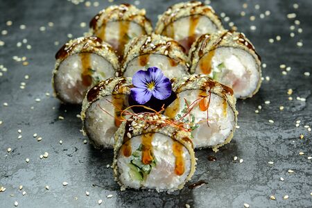 Жареный ролл с окунем