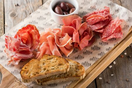 Дощечка мясных деликатесов