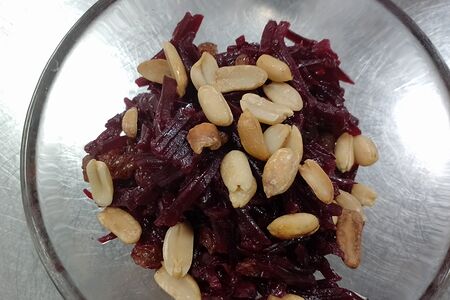 Салат Свекла с арахисом и изюмом