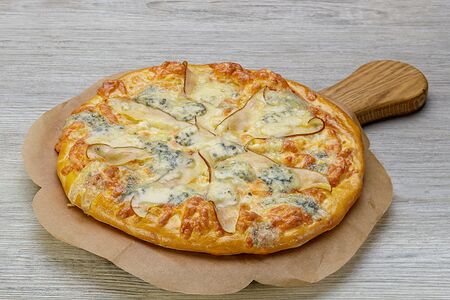 Хачапури с сыром горгонзола и грушей 