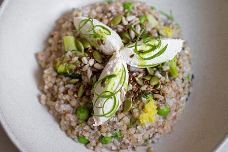 Зеленая греча с миндальным сыром, брокколи и горошком