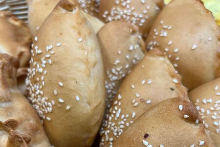 Пирожок постный с зеленью и капустой