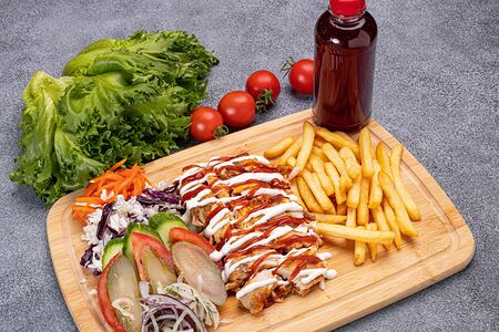 Шаверма на тарелке с морсом и фри