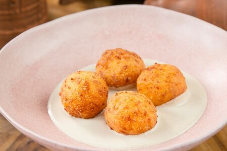 Гупта из сулугуни с соусом баже