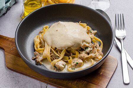 Феттуччине с куриным филе, грибами и луковым муссом