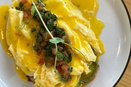 Теплый тост с гуакамоле, сливочным скрэмблом и конкасе из томатов