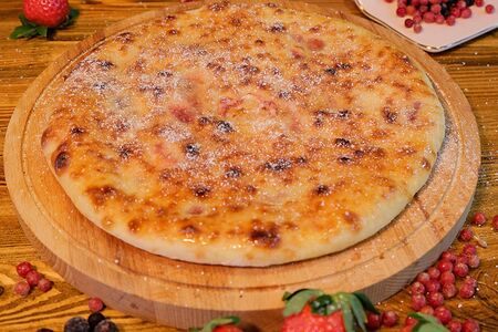 Осетинский пирог с творогом и клубникой 