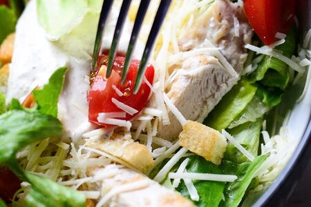 Салат Цезарь с курицей