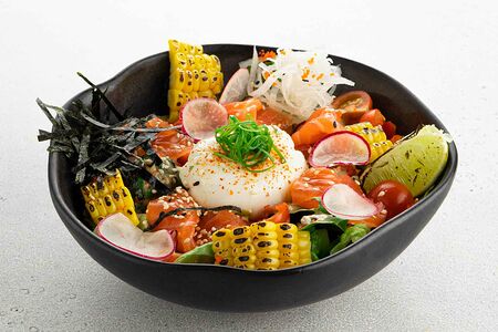 Салат с лососем и яйцом пашот