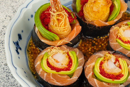 Ролл без риса с лососем, креветкой катаифи, авокадо, тобико и трюфельным понзу