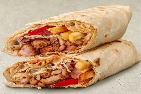 Шаурма с курицей на мангале и картошкой фри