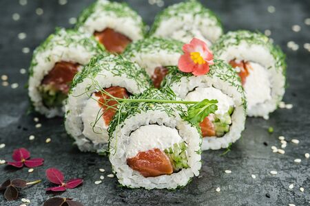 Большой ролл в укропе