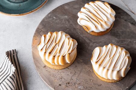 Лимонная тарталетка с меренгой