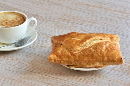 Слойка с ветчиной и сыром