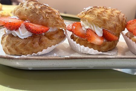 Профитроли со свежей клубникой