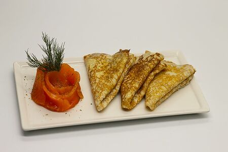 Блины со слабосолёной сёмгой