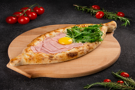 Хачапури с ветчиной и рукколой