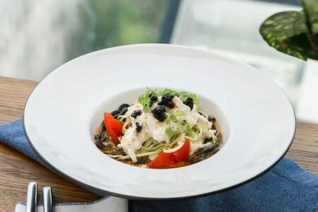 Черные спагетти с крабом и молодыми кабачками