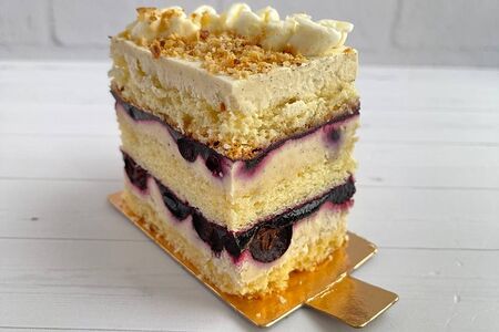 Пирожное Ванильно-черничное с белым шоколадом и голубикой
