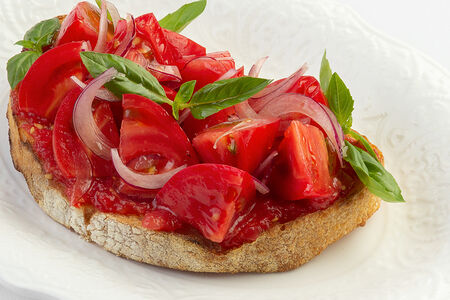 Брускетта с помидорами и базиликом