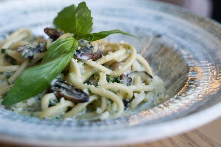 Курица со шпинатом и грибами