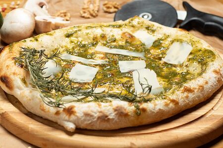 Фокачча с соусом песто и сыром пармезан