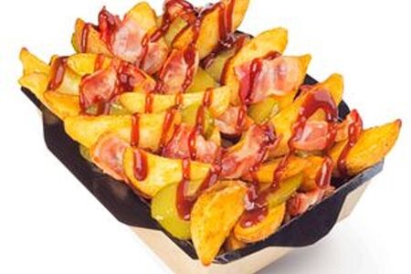Картофельные дольки с беконом и огурчиками