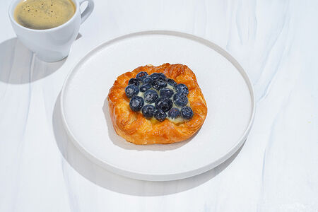 Слойка с голубикой