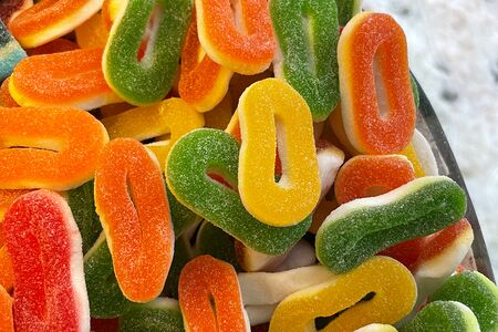 Разноцветные кольца в сахаре