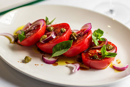 Салат из помидоров с красным луком и базиликом