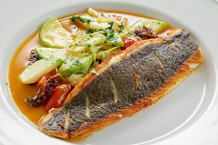 Филе камбалы с овощным соте