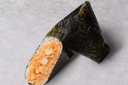 Онигири с курицей том ям