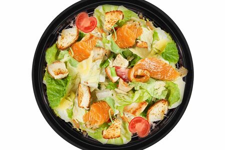 Салат Цезарь с лососем слабой соли