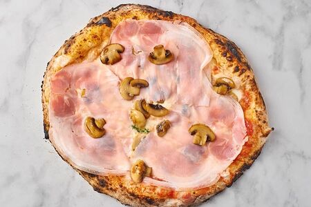 Пицца с прошутто и шампиньонами