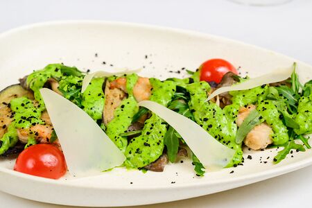 Филе индейки с обжаренным баклажаном и вешенками